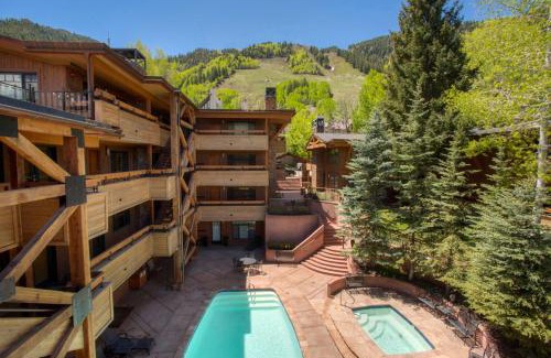 Aspen House | Fasching Haus Unit 303, Sunny Top Floor Condo, 2 Private Decks, 2 Blocks to Downtown Aspen