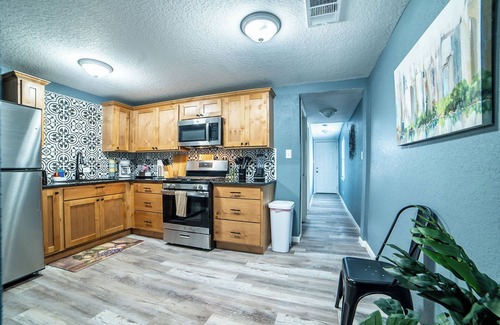 Near East Side Cottage | Fascinating 2br/1ba Near Festive DT and Riverwalk