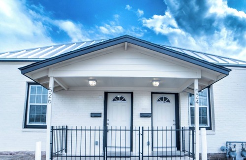 Near East Side Cottage | Fascinating 2br/1ba Near Festive DT and Riverwalk