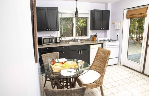Tibbett's Turn Apartment | Featherstone - Downstairs Beach Front Apartment