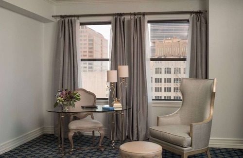 Downtown Austin Hotel | Feel Like A Royalty! Historic Suite with Modern Service! Indoor Pool Available!