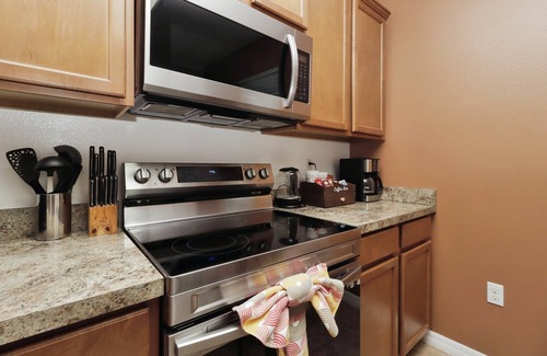 Thousand Oaks House | Feel the Florida Vibe: 2025 Retreats Await!