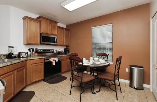 Thousand Oaks House | Feel the Florida Vibe: 2025 Retreats Await!