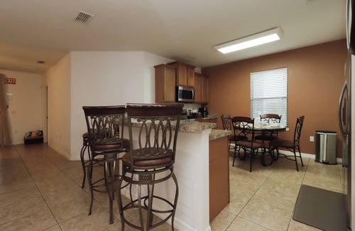 Thousand Oaks House | Feel the Florida Vibe: 2025 Retreats Await!