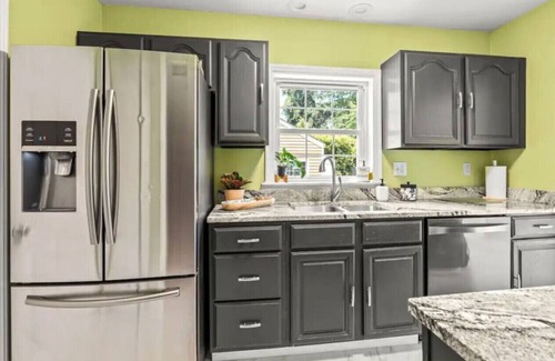 Old Irving Park Apartment | Fenced Backyard- Family Games- Close to Downtown