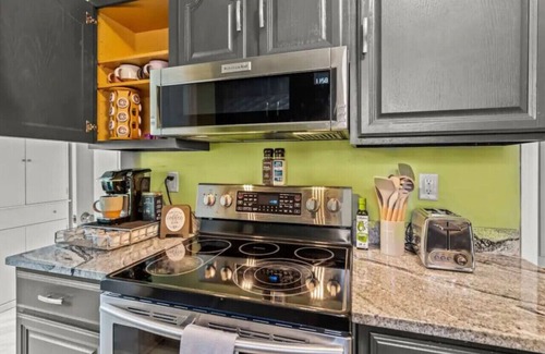 Old Irving Park Apartment | Fenced Backyard- Family Games- Close to Downtown