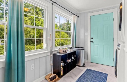 Old Irving Park Apartment | Fenced Backyard- Family Games- Close to Downtown