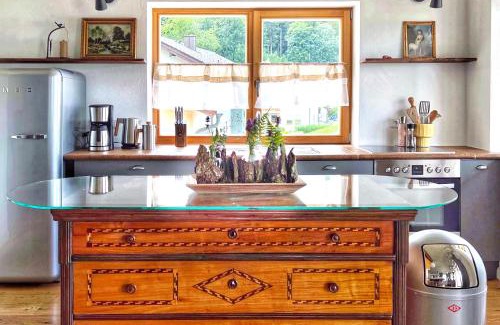 Kiefersfelden Apartment | Ferienhaus Bachperle - Alpenidyll mit Kamin, Balkon oder Terrasse für Genießer