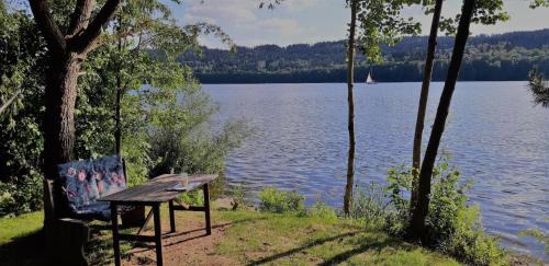 Frymburk House | Ferienhaus direkt am See mit Garten und Parkplatz