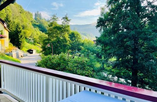 Schoenmuenzach House | Ferienhaus Oesterle - Idyllisches Schwarzwaldhaus am Bach mit Terrasse & Balkon