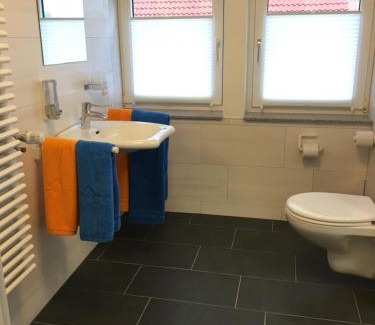 Rinteln Apartment | Ferienwohnung „Im Kleinen Löök“ - DG - 2 Zimmer - Balkon - Boxspringbett - 2 TV