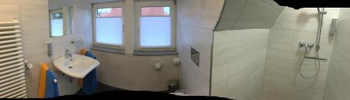 Rinteln Apartment | Ferienwohnung „Im Kleinen Löök“ - DG - 2 Zimmer - Balkon - Boxspringbett - 2 TV