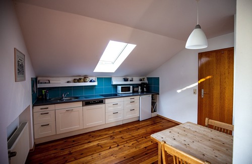 Chieming Apartment | Ferienwohnung "Inselblick" 64qm mit 1 Schlafzimmer und grossem Balkon mit See- und Bergblick