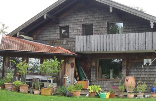 Chieming Apartment | Ferienwohnung "Inselblick" 64qm mit 1 Schlafzimmer und grossem Balkon mit See- und Bergblick