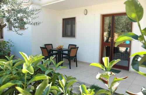 Mattinata House | Ferienwohnung ulivo mit Pool und Privatstrand -1