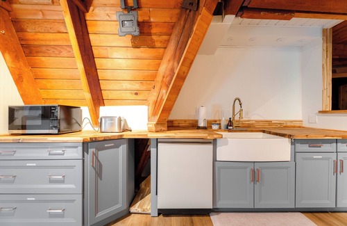 Baring House | Fern Haus: stunning mtn view, covered spa, pets + kids will love it!