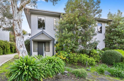 Lorne House | Fern Ocean Views Middle of Town WiFi and Pet Friendly