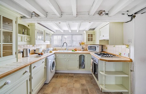 Hamworthy Cottage | Fiddlers Green -sleeps 4 guests in 2 bedrooms