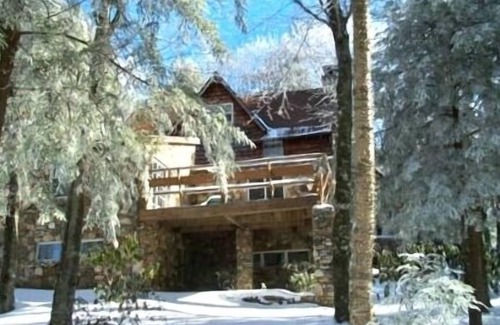 Charter Hills House | FIELDSTONE AND LOG HOME ON BEECH. Oct/Nov dates available at 2024 prices!