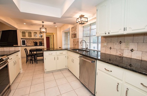 Whispering Oaks House | Fiesta Texas, Riverwalk, Pearl-5 Bdrm-4 Kings-Golf,Ping-Pong-4 TVs-Hi-Spd WIFI