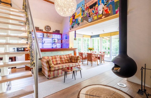 Oldenzaal House | Fine holiday home with jacuzzi and large garden