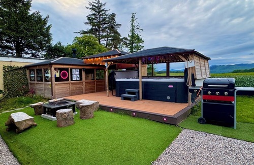 Saddell House | FINN VILLAGE Mountain View Cottage Garden & XXL HOT TUB