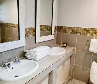 Wynberg Apartment | Finna's lovely 1-bedroom open plan vacation home.