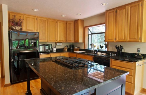 Sunriver House | Fir Cone Retreat with Deck, Hot Tub & A/C