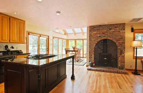 Sunriver House | Fir Cone Retreat with Deck, Hot Tub & A/C