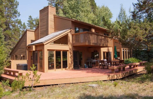 Sunriver House | Fir Cone Retreat with Deck, Hot Tub & A/C