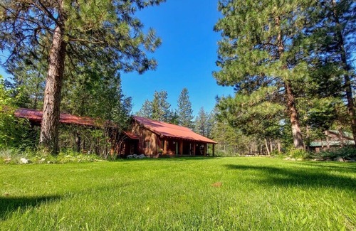 Mazama House | Fir - king bedroom with couch at The Inn At Mazama