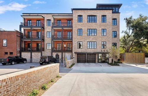 Cannonborough Elliotborough Condo | Fire Tower | Fresh 1BR Suite + Courtyard + Rooftop