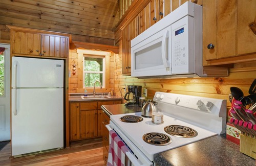 McArthur Cabin | Fireflies Hollow | Couples Cabin with a pond