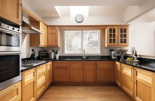 South Cerney House | Firefly Lodge - Lakeside Cotswold Stay with Kayaks