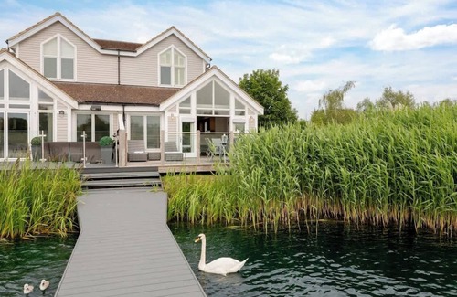South Cerney House | Firefly Lodge - Lakeside Cotswold Stay with Kayaks