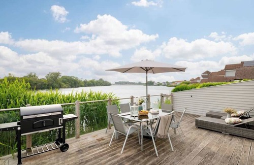 South Cerney House | Firefly Lodge - Lakeside Cotswold Stay with Kayaks