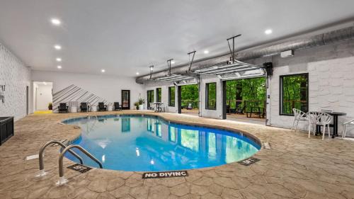 Caton House | Firefly Mountain Suites by AvantStay Sleeps 36 Indoor Pool Hot Tub Game Room Playground