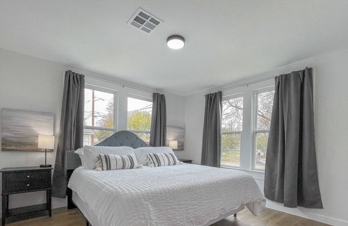 Highland Park House | Firepit & 3 Miles to Riverwalk - Tropical At Topeka