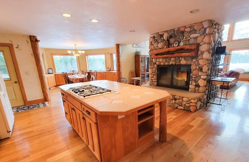 Mazama House | Fireside Lodge - spacious home in Mazama