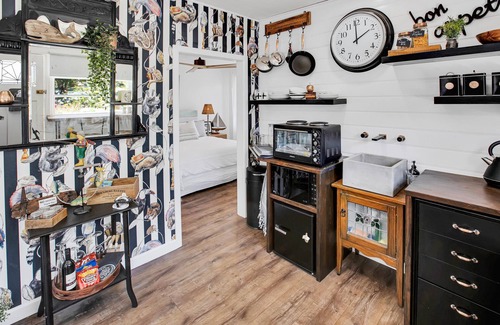Raymond Island Cottage | Fishermans Cottage: Delightful Stone cottage situated on McMillan Straight