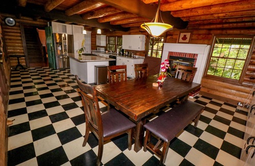 Honokaa House | Five bedroom log cabin near Waipi'o Valley