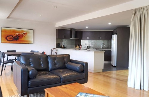Fremantle Apartment | Fiveways on the Terrace : Close to old italian butcher/grocer & steps to cafes