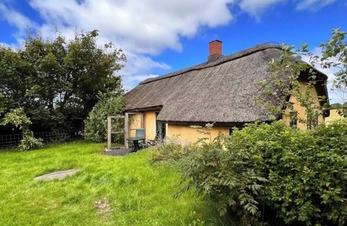 Hurup Thy Cottage | Fjord romance in a thatched-roof house! Dogs are very welcome π