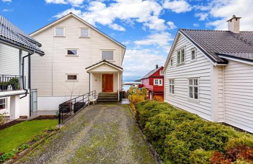 Tysnes Apartment | Fjordside Escape - Spacious apartment with amazing views