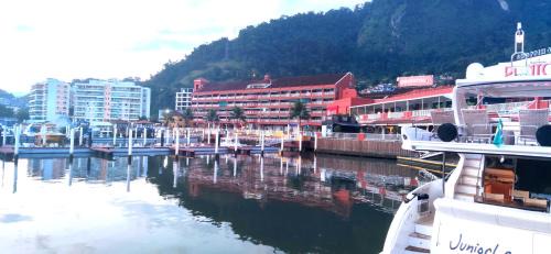 Parque das Palmeiras Apartment | Flat frente mar no Shopping Piratas , com estacionamento gratuito