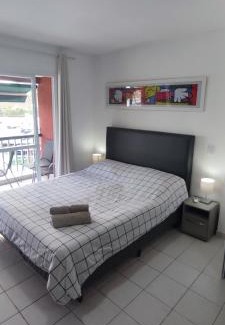 Parque das Palmeiras Apartment | Flat frente mar no Shopping Piratas , com estacionamento gratuito