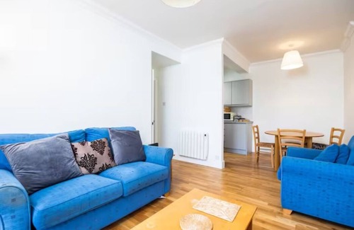 Grand Canal Dock Apartment | Flat w/Balcony & Canal view - 4min to station