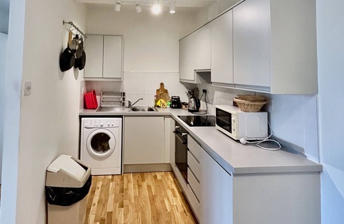 Grand Canal Dock Apartment | Flat w/Balcony & Canal view - 4min to station