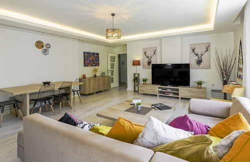 Konyaalti Apartment | Flat with Mountain View and Balcony in Antalya