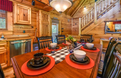 Sevierville Cabin | FlatBackyard, FirePit, HotTub, Horseshoes, games, 60-game arcade FUN 4 FAMILIES!